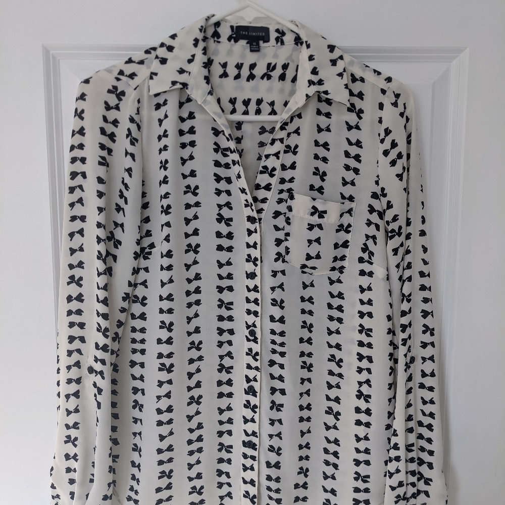 Th Limited Bow Print Button Down - image 1
